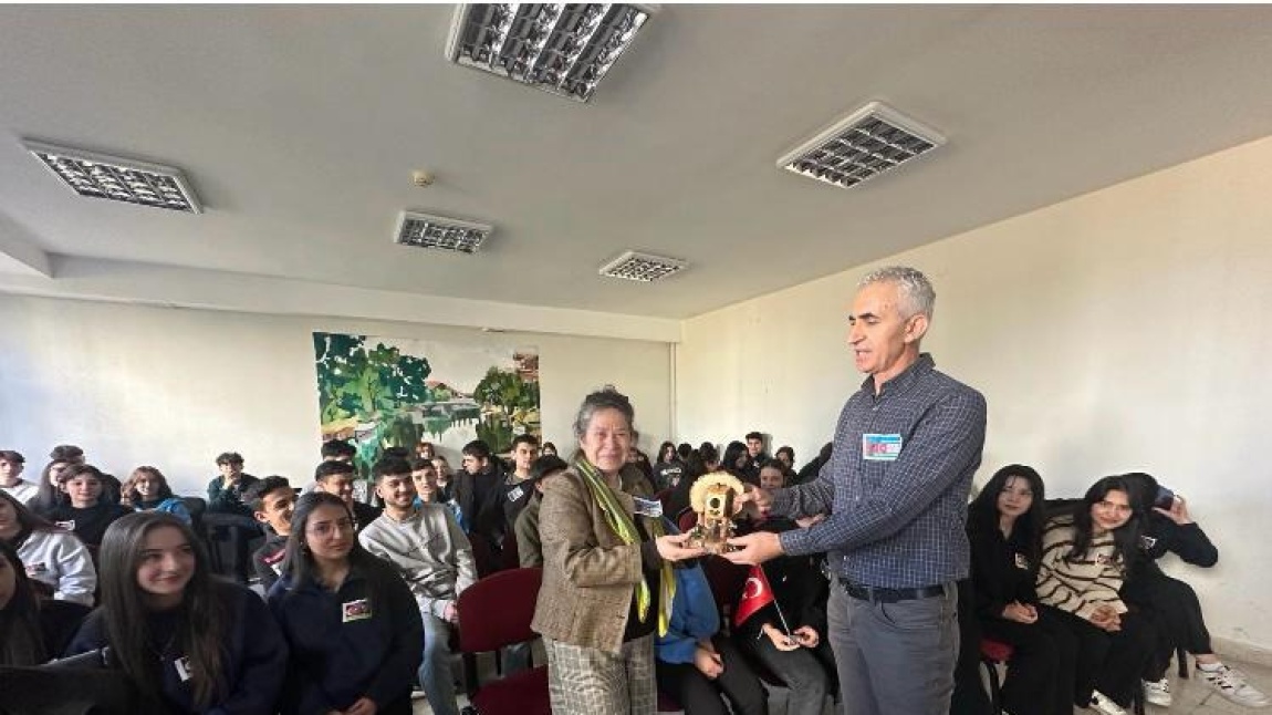 23.02.2024 tarihinde okulumuzda Azerbaycanlı öğretim görevlisi ESLİ ALİYEVO, ermenilerin katliam yaptığı Hocalı soykırımının 32.yılı nedeniyle öğrencilerimize konferans verdi.Kendisine ve katılanlara teşekkür ederiz.
