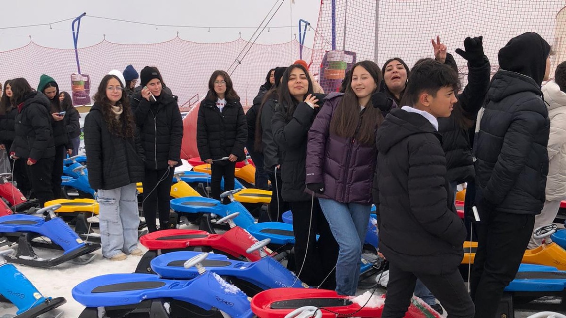 04/03/2024 Tarihin'de Kayseri Tügva Vakfı işbirliği İle Erciyes Kayak Merkezi'ne Okul Gezisi